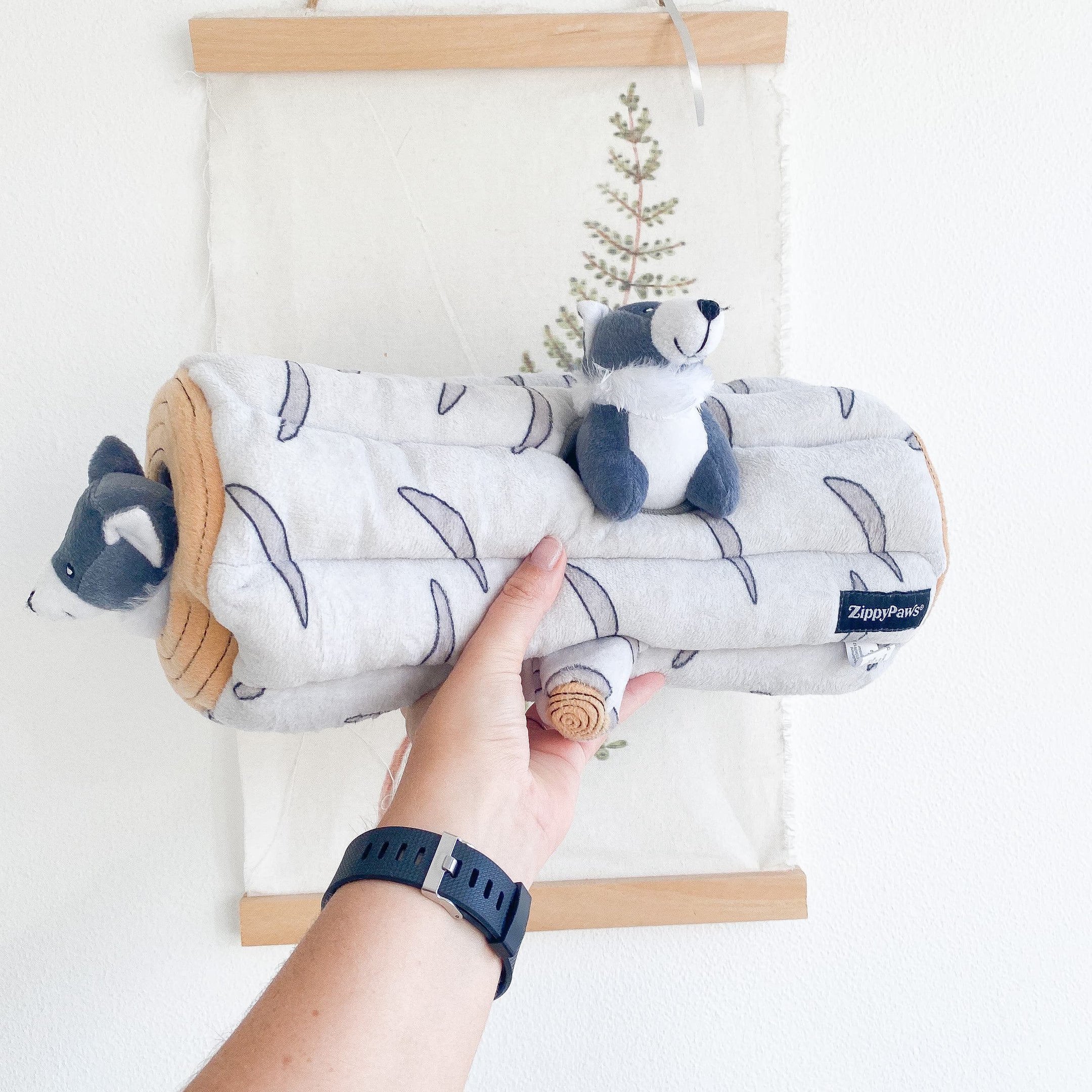 ZippyPaws Burrow – Arctic Wolf Log